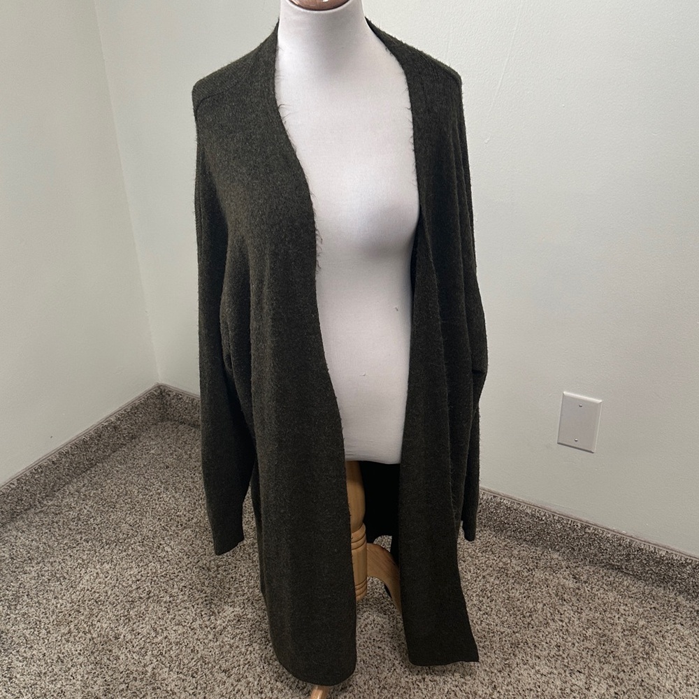 🟣 Dip Cardigan Sweater